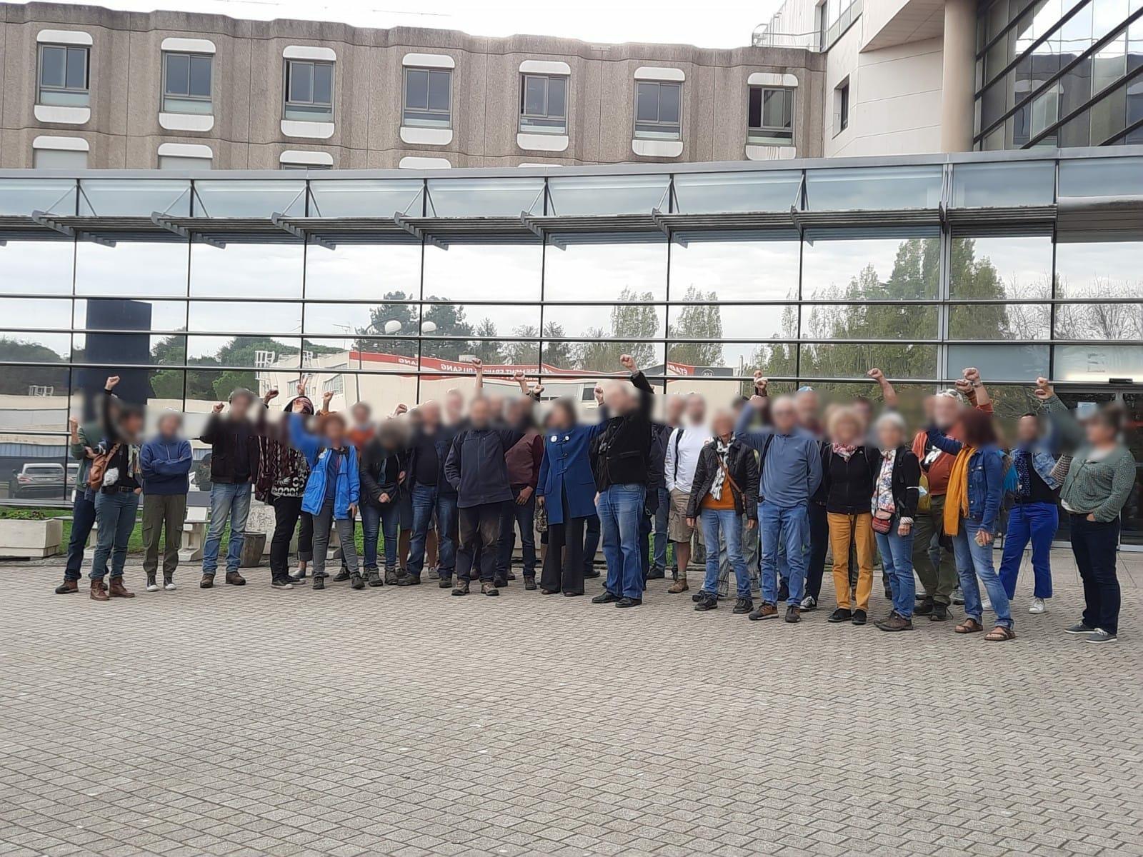 Un rassemblement d'une cinquantaine de personnes a lieu à l'hôpital de Niort pour soutenir les personnes blessées et empêcher qu'elles se fassent arrêter.