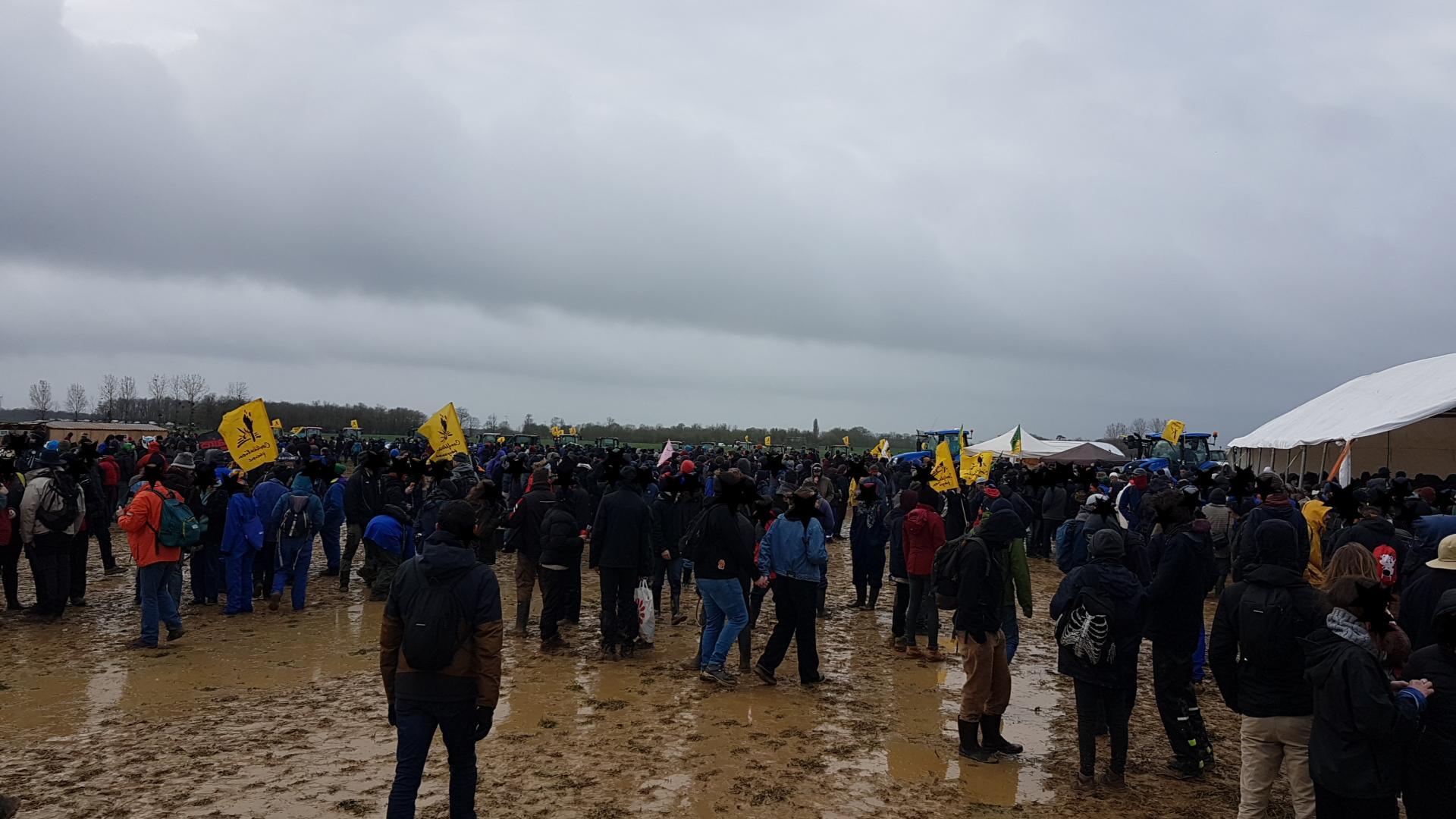 Le camp s'est réveillé ce matin dans la boue, après une nuit venteuse et humide, ce qui n'a pas empêché les gens de chanter des slogans dès le réveil !